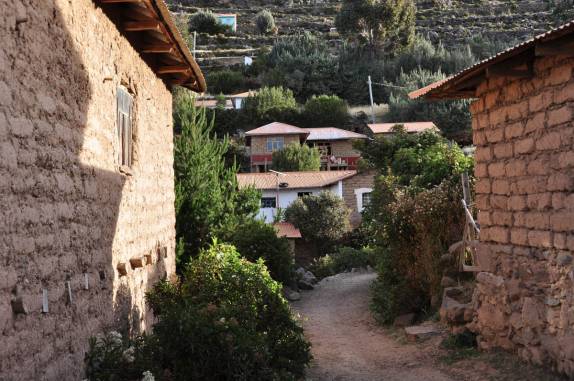 Caminhando nas ruas de comunidade da ilha de Amantani, no lago Titicaca, no Peru